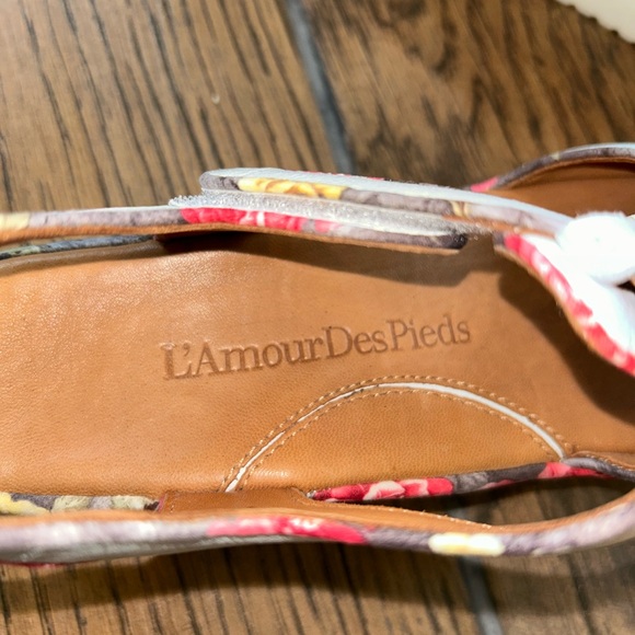 L'Amour Des Pieds / Light Gray Floral Platform Sandals - Picture 6 of 10